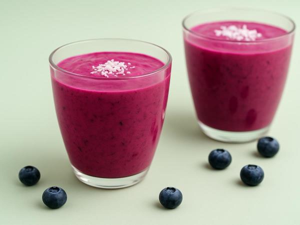 Smoothie-Rezept, das als Elixier der Jugend bezeichnet wird: Beeren, Kefir und Zitrone im Glas voller Energie